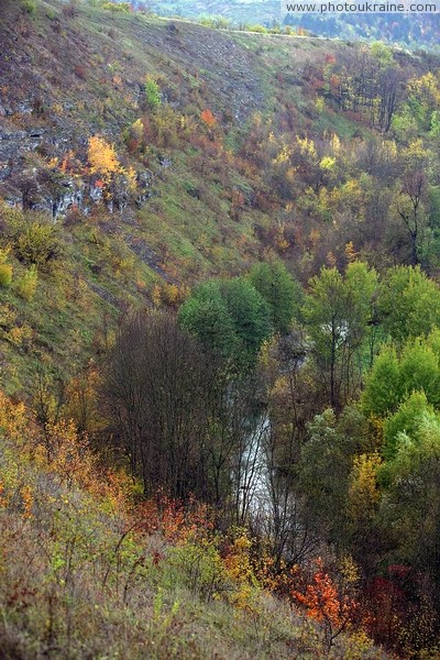 Стена. Глубокий меандр речки Русава Винницкая область Фото Украины