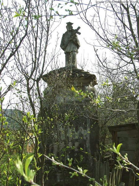 Голобы. Уцелевшая скульптура усадьбы Волынская область Фото Украины