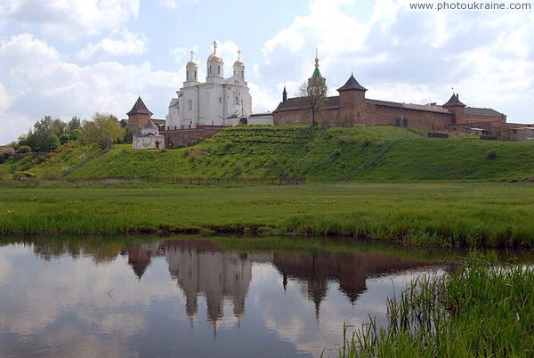 Зимнее. Святогорский монастырь над речкой Луга Волынская область Фото Украины
