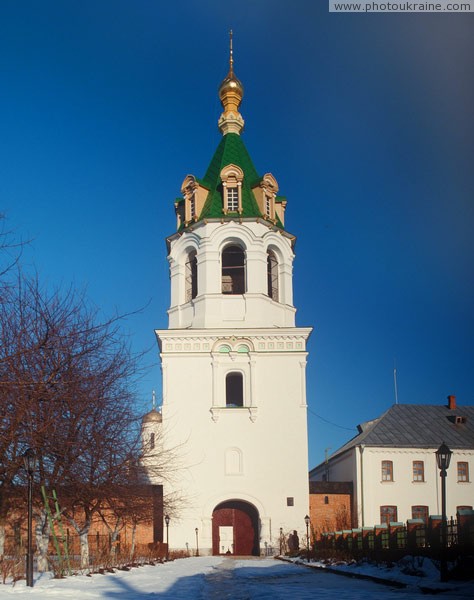 Зимнее. Надвратная колокольня монастыря Волынская область Фото Украины