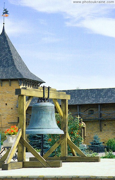 Зимнее. Древний колокол Волынская область Фото Украины