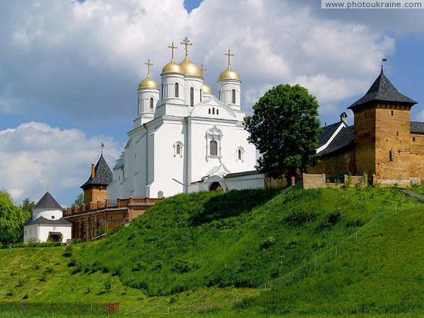 Зимнее. Успенский собор и Троицкая церковь Волынская область Фото Украины