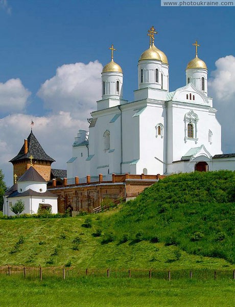 Зимнее. Троицкая церковь – первый храм Святогорского монастыря Волынская область Фото Украины