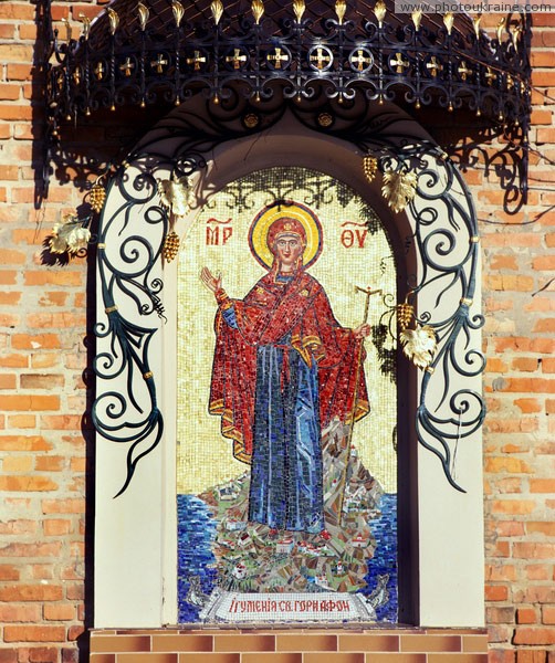 Зимнее. Мозаично увековеченная монастырская игуменья Волынская область Фото Украины