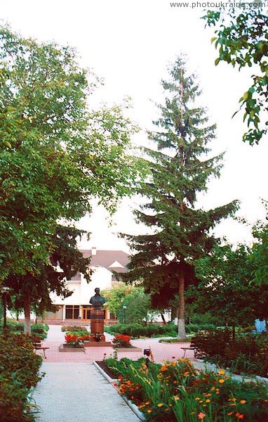 Kolodyazhne. Home alley museum L. Ukrainka Volyn Region Ukraine photos