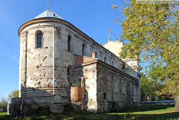 Олыка. Восточный фасад Троицкого костела Волынская область Фото Украины