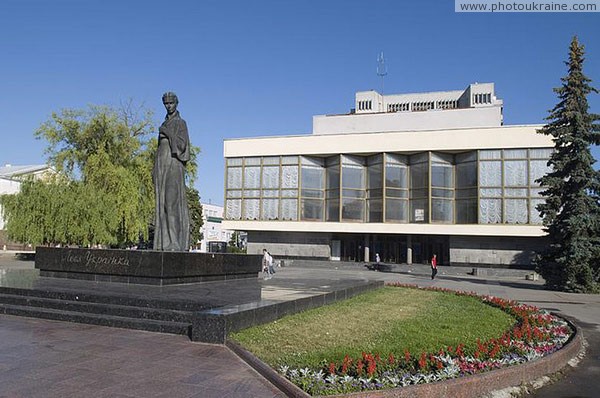 Луцк. Памятник Лесе Украинке перед театром Волынская область Фото Украины