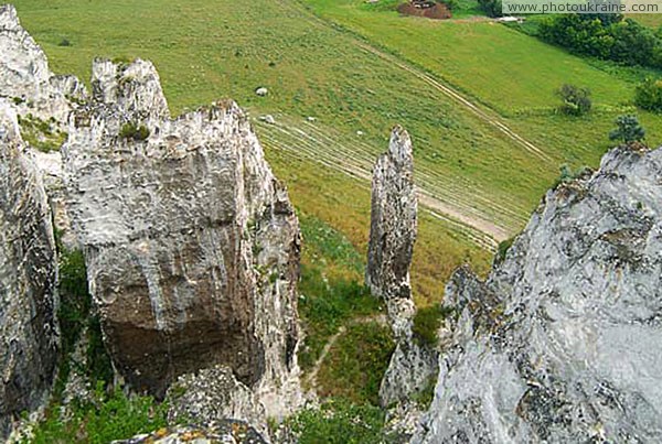 Bilokuzmynivka. Cleft in chalk rock Donetsk Region Ukraine photos