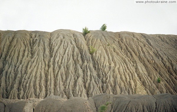 Dokuchaevsk. Erosion furrow on industrial dumps Donetsk Region Ukraine photos