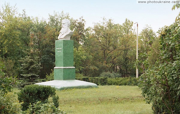 Докучаевск. Памятник В. Докучаеву в городском парке Донецкая область Фото Украины