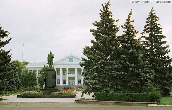 Dokuchaevsk. Central square with monument to V. Lenin Donetsk Region Ukraine photos