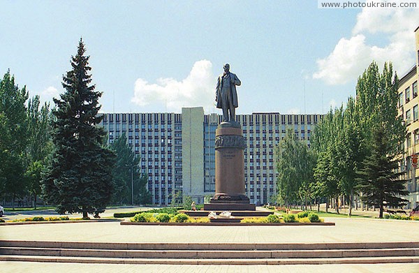 Donetsk. Monument to T. Shevchenko and regional administration Donetsk Region Ukraine photos