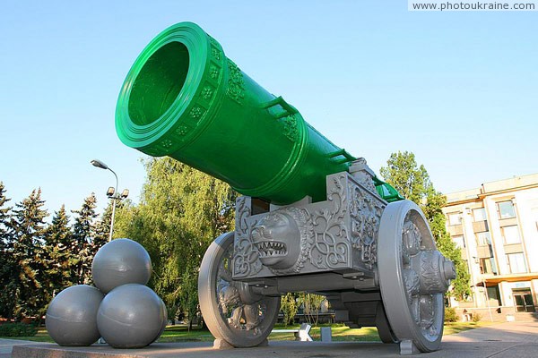 Donetsk. Tsar-cannon defends city administration Donetsk Region Ukraine photos
