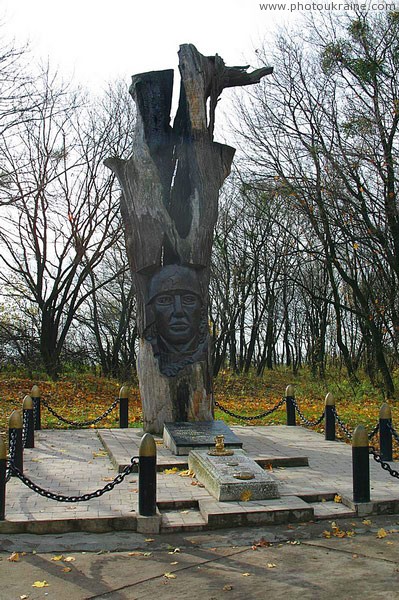 Sviatogirsk. Remains of oak  symbolic grave spotter fire lieutenant V. Kamyshev Donetsk Region Ukraine photos