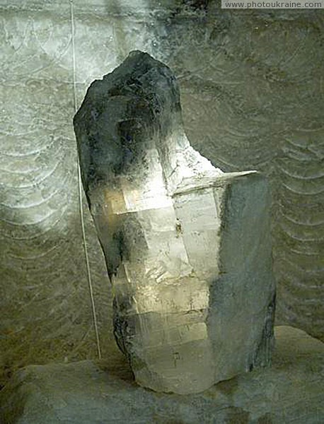 Соледар. Подсвеченный гигантский кристалл соли Донецкая область Фото Украины