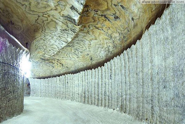 Соледар. Плавный изгиб соляной штольни Донецкая область Фото Украины