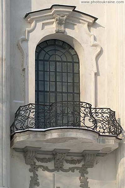 Бердичев. Балкон на парадном фасаде костела Житомирская область Фото Украины