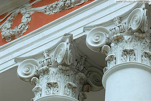 Верховня. Капители спаренных колонн Житомирская область Фото Украины