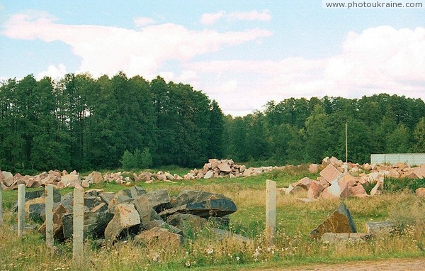 Лизник. Склад добытого гранитного камня Житомирская область Фото Украины