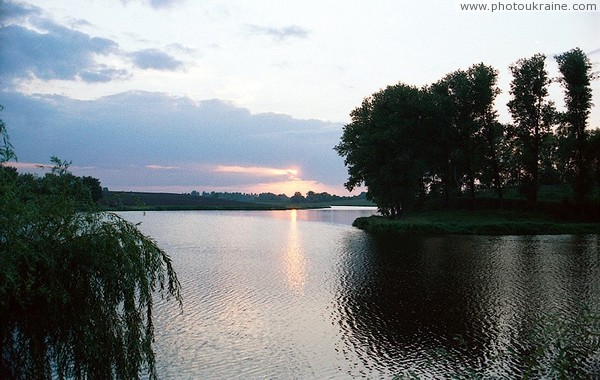 Закат солнца над прудом Житомирская область Фото Украины