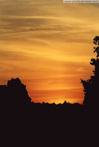 Багряний захід сонця в Малинському районі Житомирська область Фото України