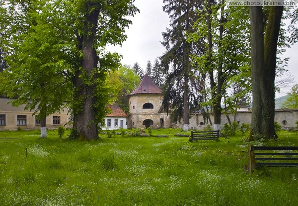 Долгое. Усадебный двор имения графов Телеки Закарпатская область Фото Украины