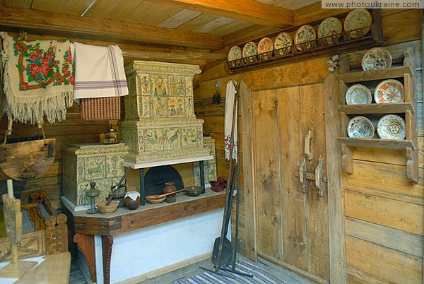 Музей Карпатского заповедника. Деревенская печь Закарпатская область Фото Украины