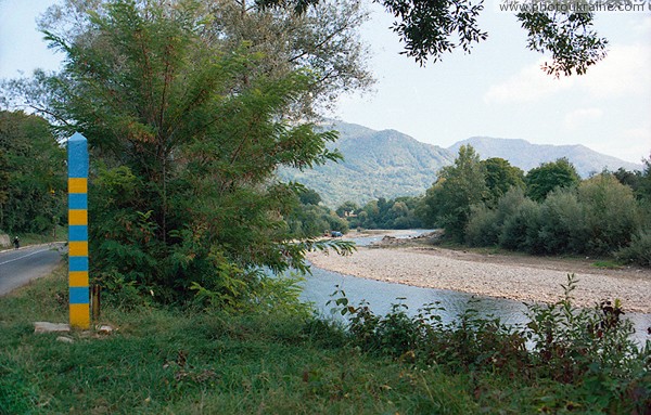 Луг. Пограничный столб на правом берегу реки Тиса Закарпатская область Фото Украины