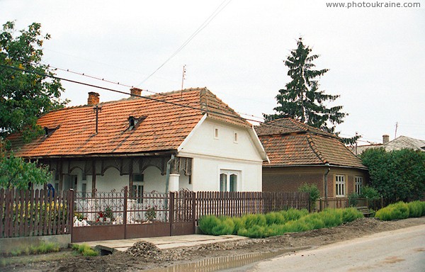 Bene. Hungarian village architecture Zakarpattia Region Ukraine photos