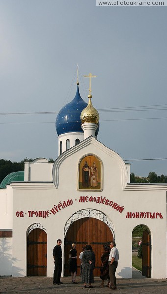 Свалява. Парадные ворота монастыря Закарпатская область Фото Украины