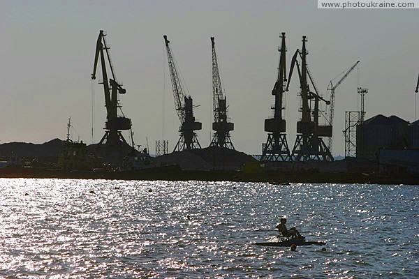 Бердянск. Водный велосипед и портовые краны Запорожская область Фото Украины