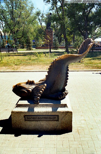 Бердянск. Памятник бычку-кормильцу Запорожская область Фото Украины