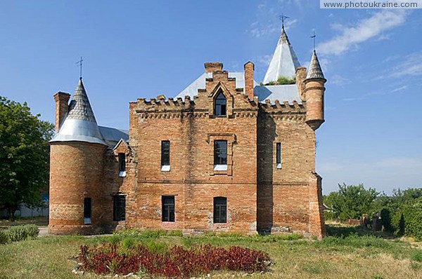 Vasylivka. Eastern facade of house hunting Zaporizhzhia Region Ukraine photos