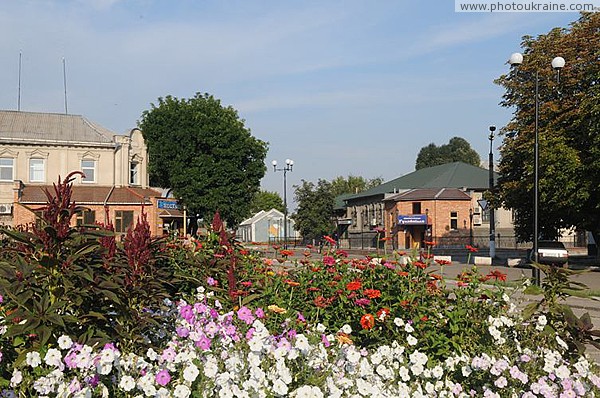 Guliaypole. Flowers near monument to V. Lenin Zaporizhzhia Region Ukraine photos