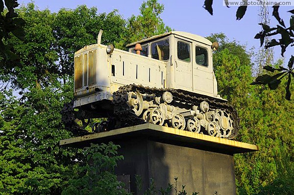 Guliaypole. Caterpillar  hard worker fields Zaporizhzhia Region Ukraine photos