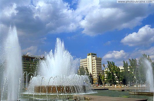 Запорожье. Главный цветомузыкальный фонтан Запорожская область Фото Украины