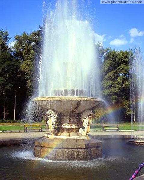 Zaporizhzhia. Jet fountain in park Oak Forest Zaporizhzhia Region Ukraine photos