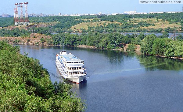 Запорожье. Круизный лайнер на пути к шлюзу Запорожская область Фото Украины