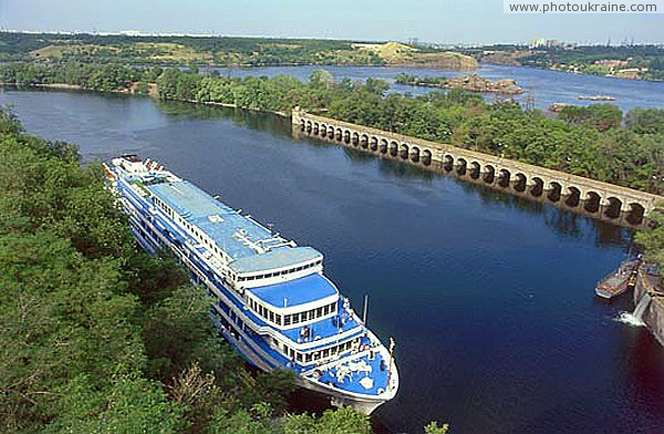 Запорожье. Круизный лайнер у Нового шлюза Запорожская область Фото Украины