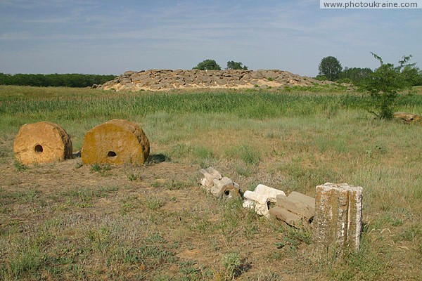 Terpinnia. Millstones of Stone Grave Zaporizhzhia Region Ukraine photos