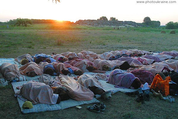 Терпіння. Група туристів відпочиває біля Кам’яної Могили Запорізька область Фото України