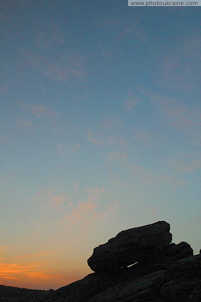 Терпенье. Силуэт отколовшейся песчаниковой глыбы Запорожская область Фото Украины
