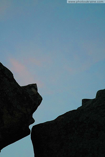 Terpinnia. Stone kiss Zaporizhzhia Region Ukraine photos