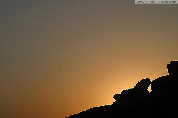 Терпенье. Закатный силуэт склона Каменной Могилы Запорожская область Фото Украины