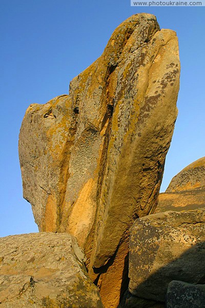 Терпенье. Глыба слоистого песчаника Запорожская область Фото Украины
