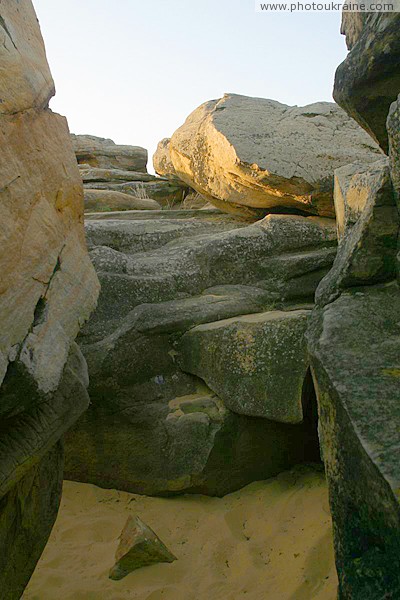 Terpinnia. Narrow gap between sandstone blocks Zaporizhzhia Region Ukraine photos