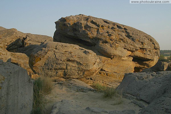 Terpinnia. Porous sandstone boulder Zaporizhzhia Region Ukraine photos