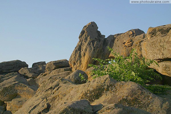 Terpinnia. Collapsed block of sandstone Zaporizhzhia Region Ukraine photos