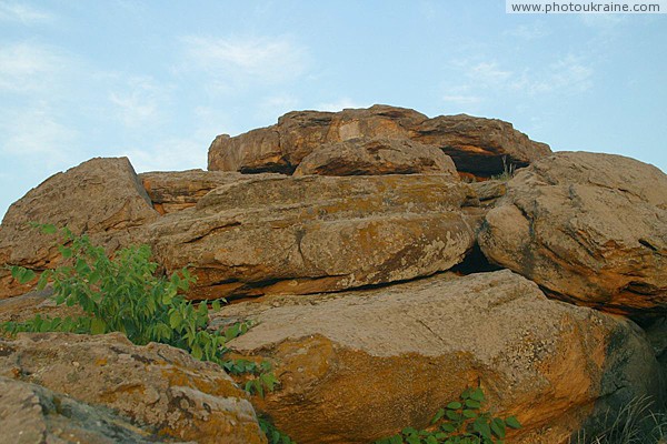 Terpinnia. Sandstone pyramid Stone Grave Zaporizhzhia Region Ukraine photos