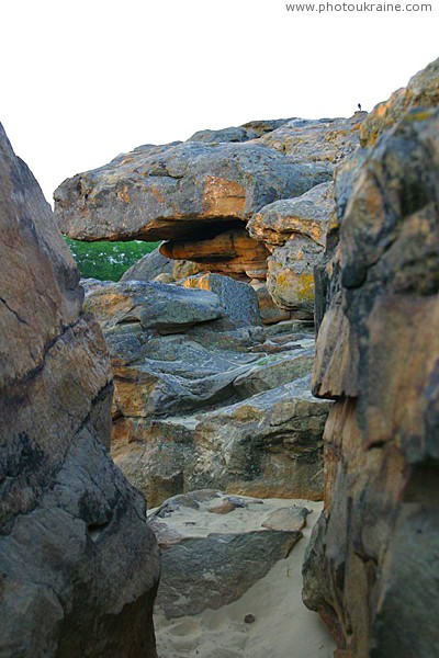 Terpinnia. Sandstone cleft Zaporizhzhia Region Ukraine photos